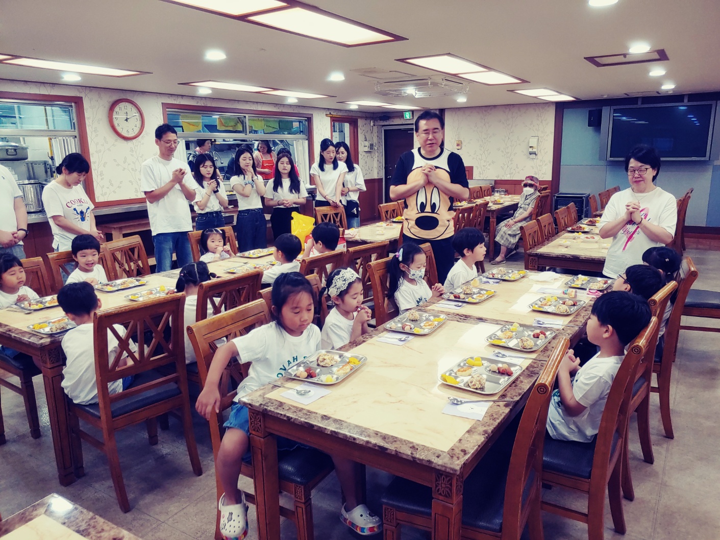 16식사기도 목사님.jpg
